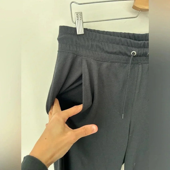 Nike wide leg elastic waistband relax fit jogger pant - Picture 3 of 9